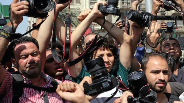 نقابة الصحفيين المصريين تدعو لإقالة وزير الداخلية بعد مداهمة الأمن لمقرها وإلقاء القبض على صحافيين اثنين
