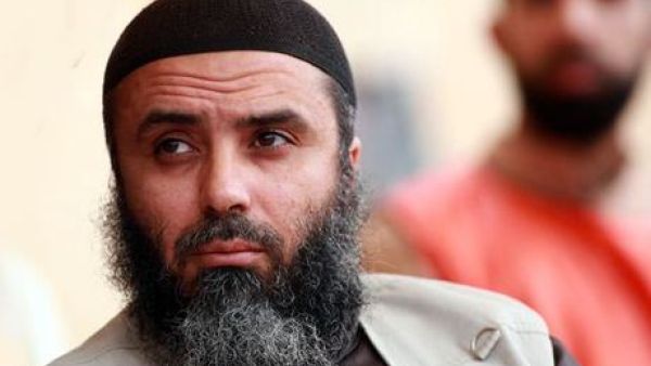 قاتل بن حسين الى جانب بن لادن في افغانستان العام 2001