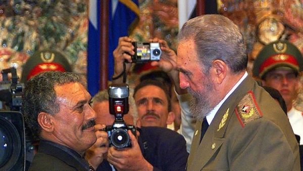 كان صالح قد التقى مع كاسترو الذي حكم كوبا 47 عاما خلال زيارة رسمية لهافانا في عام 2000

