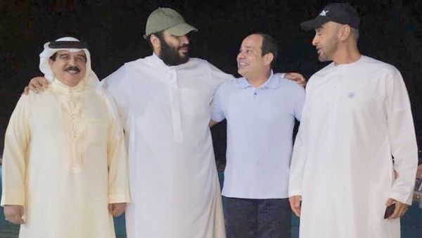 في ضيافة السيسي.. صورة "ودية بين الأشقاء" تشعل تويتر 