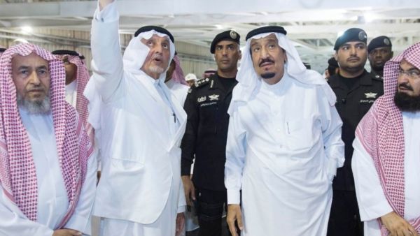العاهل السعودي يتفقد المسجد الحرام
