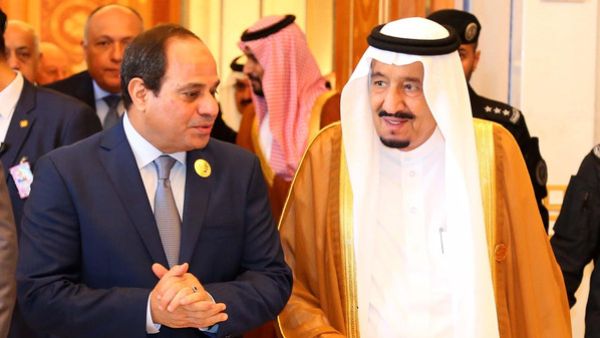 الملك سلمان والرئيس المصري خلال لقاء سابق