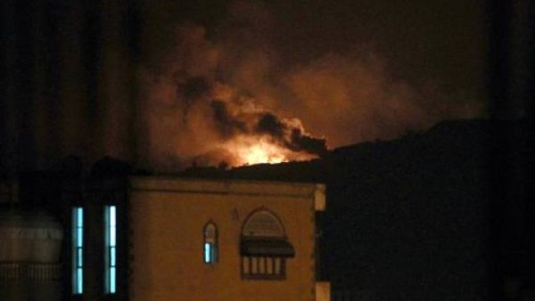 السنة نيران تتصاعد من مستودع للاسلحة في موقع يسيطر عليه المتمردون الحوثيون في صنعاء بعد تعرضه لغارات من التحالف بقيادة السعودية
