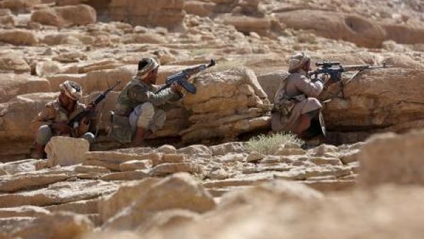 مقاتلون من القبائل الموالية للحكومة اليمنية بالقرب من صنعاء
