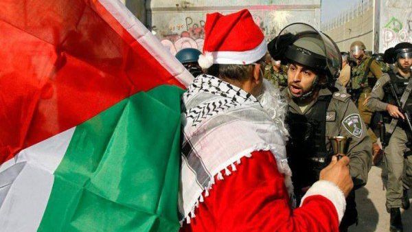 خرجت باتجاه المدخل الشمالي لبيت لحم، ارتدى فيها المشاركون زي "بابا نويل"