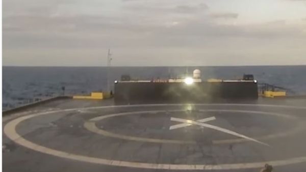 تكشف اللقطات سطح القاعدة البحرية المجهزة