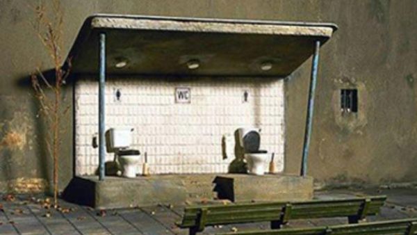 في انتظار الباص