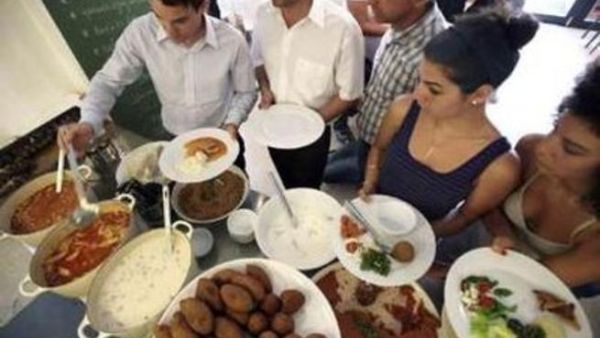 لبنانيون يحضرون طعامهم من بوفيه احد المطاعم