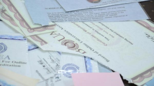 ماجستيريه تمزق شهاداتها