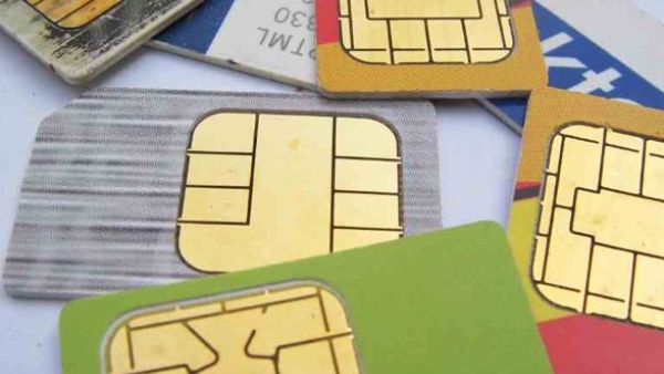 موظفة سعودية تعرى امام زملائها
