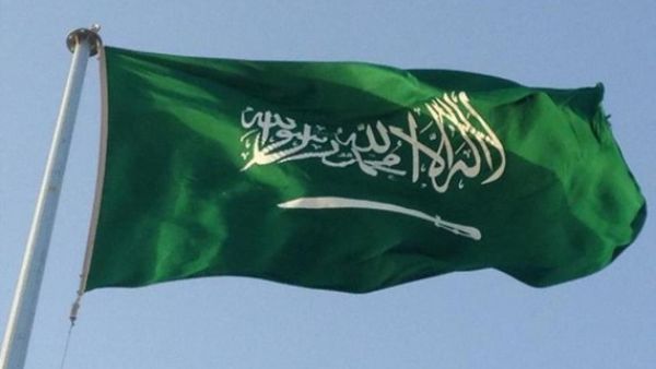 مراهق يمسح وجهه بالاف الريالات