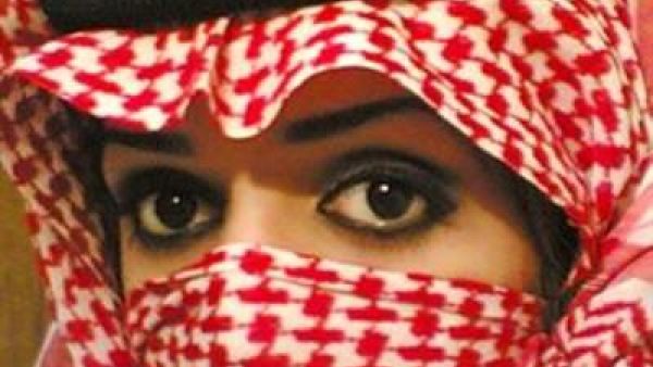 فتاتين متنكرات بزي رجال