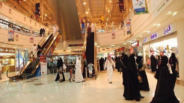 هل تتزوج بنت تشتري ملابس للعيد