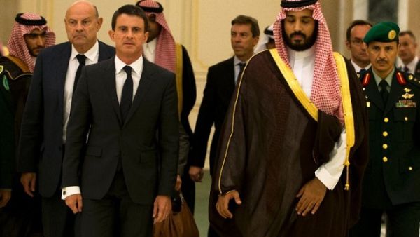 French Prime Minister Manuel Valls (L) and Saudi Defence Minister Mohammed bin Salman (R) arrive for a meeting in Riyadh on October 13, 2015. (AFP/ Kenzo Tribouillard)