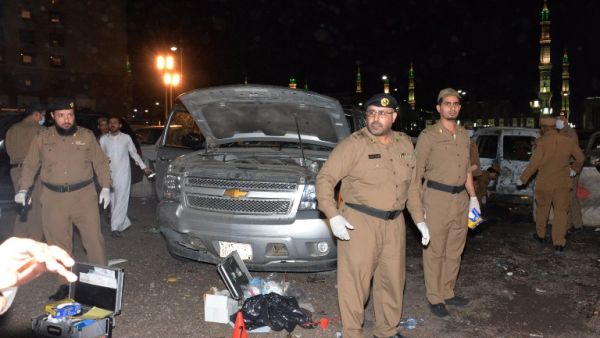 Saudi security forces respond to the site of a suicide attack near the security headquarters of the Prophet's Mosque in Medina City on July 4, 2016. (AFP/Stringer)