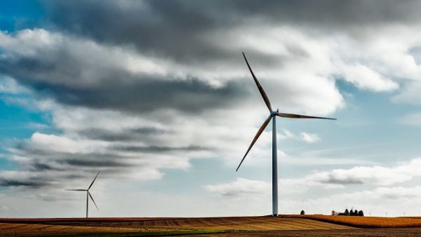 The Kingdom has announced the launch of more than 30 solar and wind projects as part of a plan to reduce its dependence on oil. (Pixabay)