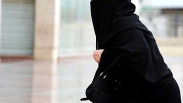 متسول بزي نسائي في إحدى مساجد السعودية..إقرأ التفاصيل