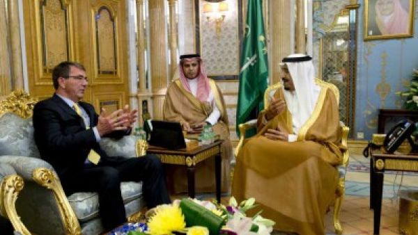 الملك سليمان يجتمع بوزير الدفاع الاميركي 