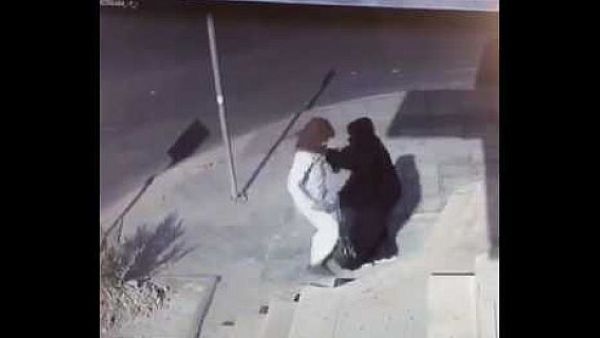 حرامي يعتدي على مواطنة