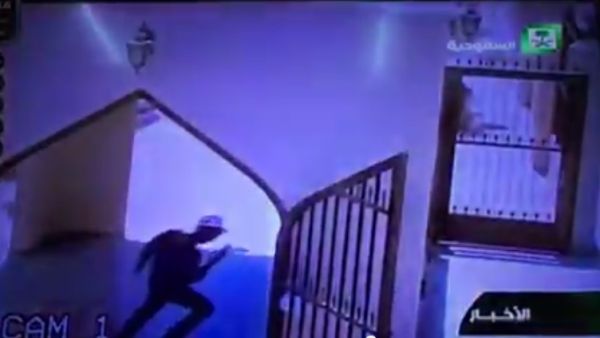 لحظة تفجير الانتحاري نفسه خارج مسجد العنود بالسعودية