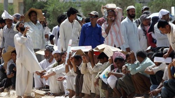 وافدين يعتدون علي مواطن وابنته