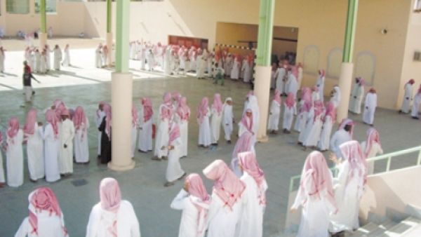 معلم يضرب طالب