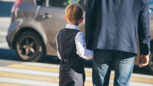 المراقبة المنضبطة الواثقة والحريصة للأبناء ونشاطاتهم وعلاقاتهم