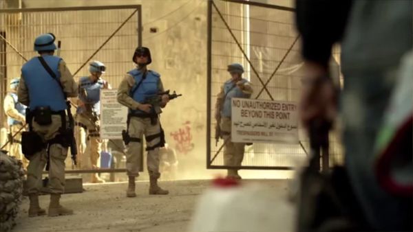 The graffiti in the background reads: “1001 calamities” (“Alf nila w’ nila”). (Screenshot from Showtime)