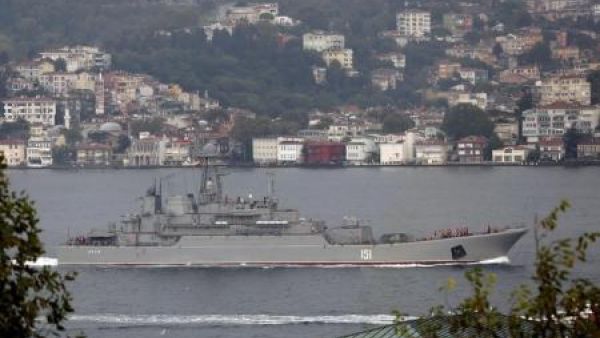 سفينة الانزال الروسية ازوز تبحر في البوسفور باسطنبول في طريقها للبحر المتوسط 
