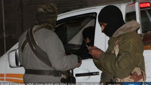 عناصر ملثمين من التنظيم، يدقّقون على الهويات الشخصية للمواطنين