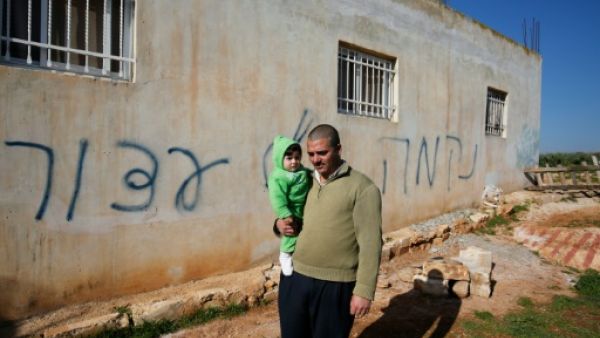 مستوطنون يهاجمون منزل عائلة فلسطينية في الضفة