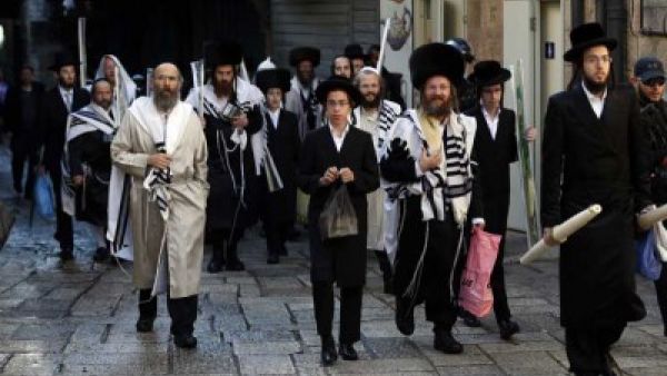 المستوطنون يواصلون اقتحام المسجد الأقصى