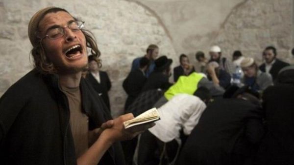 مئات المستوطنين يقتحمون "قبر يوسف" بنابلس