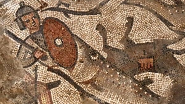 سفينة نوح وانشقاق البحر الأحمر على فسيفساء بكنيس قديم