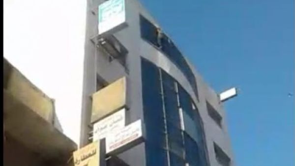 حاول إلقاء نفسه من اعلى بناية في الوسط التجاري 