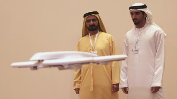 Sheikh Hamdan bin Mohammed bin Rashid al Maktoum together with his father Sheikh Mohammed bin Rashid al Maktoum (left) visiting the "Virtual Future" exhibition in Dubai on 9 February 2014. (AFP/File)