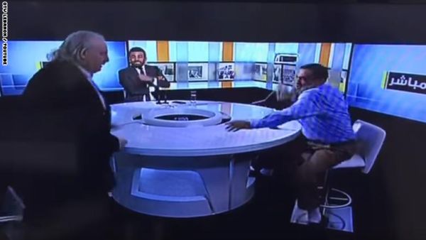 عراك حاد وشتائم 
