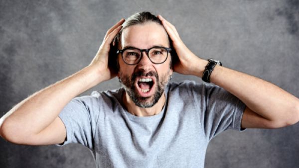 المبالغة بالعناية بالشعر تضره (shutterstock.com)