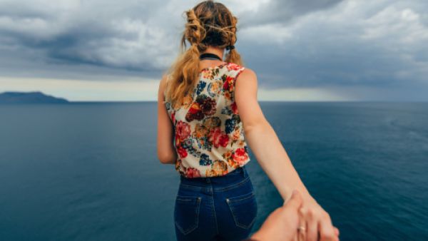 لا تبالغي في القيام بحركات لللفت انتباهه (shutterstock.com)