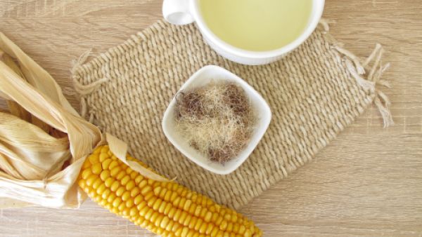 يمكنك غسل شعيرات الذرة وطهيها لتتناوليها (shutterstock.com)
