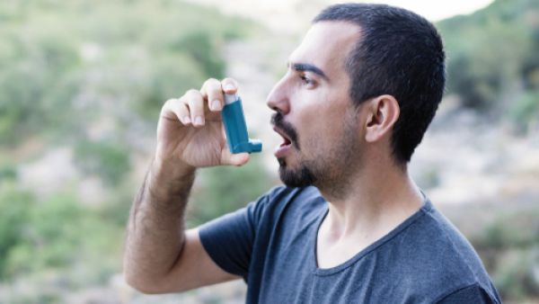 يكون الربو متوسّطاً يتمثّل بكحة مصحوبة بخرخشة بالصّدر (shutterstock.com)