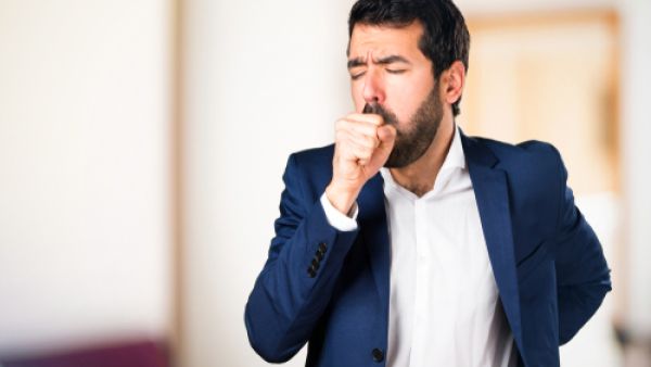 نوبات السعال لا تنتهي، وغالبًا ما تكون مؤلمة (shutterstock.com)
