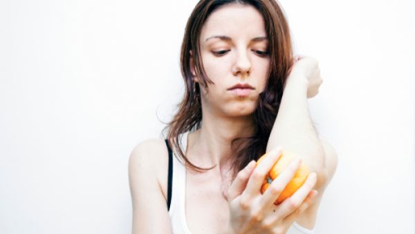 يمكنكِ الاستعانة بالليمون أو البرتقال والعسل لتفتيح الركبة والكوع (shutterstock.com)
