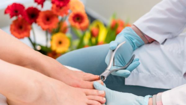 ينصح الأطباء بعدم قص الأظافر بشكل قصير (shutterstock.com)