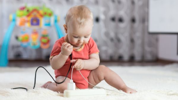 كثيرا ما يلهو الطفل بأسلاك الكهرباء (shutterstock.com)
 كثيرا ما يلهو الطفل بأسلاك الكهرباء (shutterstock.com)