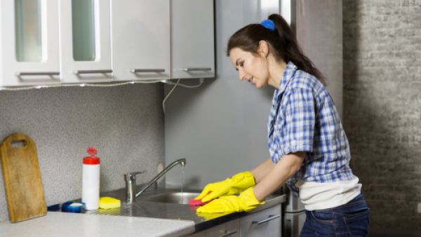  أعمال التنظيف المنزلية يمكن أن تشكل خطراً على صحة الجهاز التنفسي (shutterstock.com)