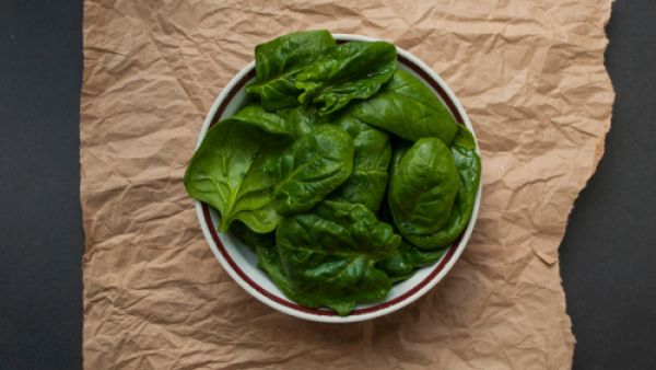 تناول وجبة يومياً من السبانخ يساعد على زيادة قدرة الدماغ لدى الإنسان (shutterstock.com)