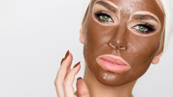 من الضروري تبنّي عادة تقشير البشرة بشكل أسبوعي للتخلّص من الخلايا الميتة (shutterstock.com)
 من الضروري تبنّي عادة تقشير البشرة بشكل أسبوعي للتخلّص من الخلايا الميتة (shutterstock.com)