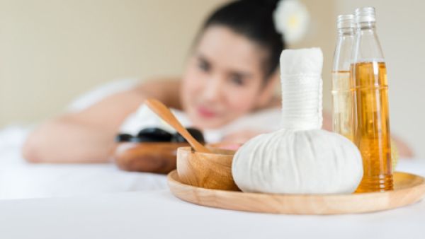 قومي بخلط مكونات متساوية من الزيوت السابقة ودفيها على نار هادئة (shutterstock.com)
