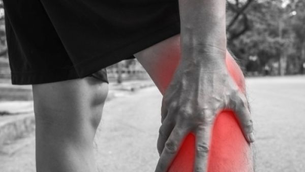 تضطلع التغذية بدور مهم في علاج ألم المفاصل (shutterstock.com)